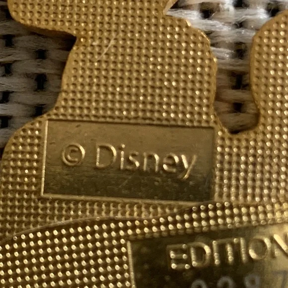 Disneyland Paris resort Fox & Hound - Train Series - LE 1200 Disney Pin 30160 - Picture 11 of 11